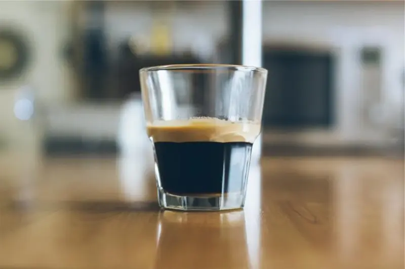 Espressor curat, pregătit pentru prepararea unui ristretto
