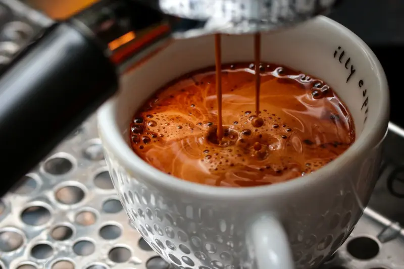 prepararea unui espresso Americano