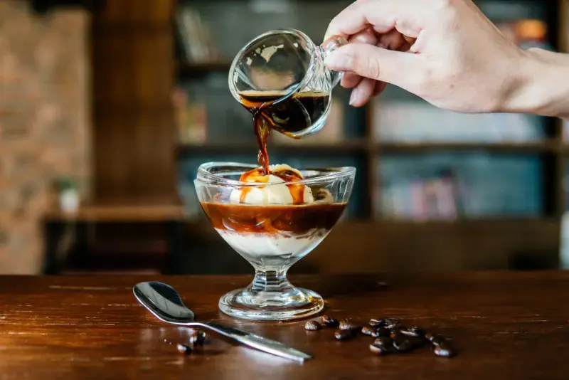 Preparare espresso pentru affogato