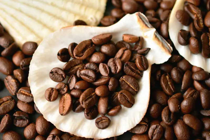 Boabe de cafea Arabica și Robusta