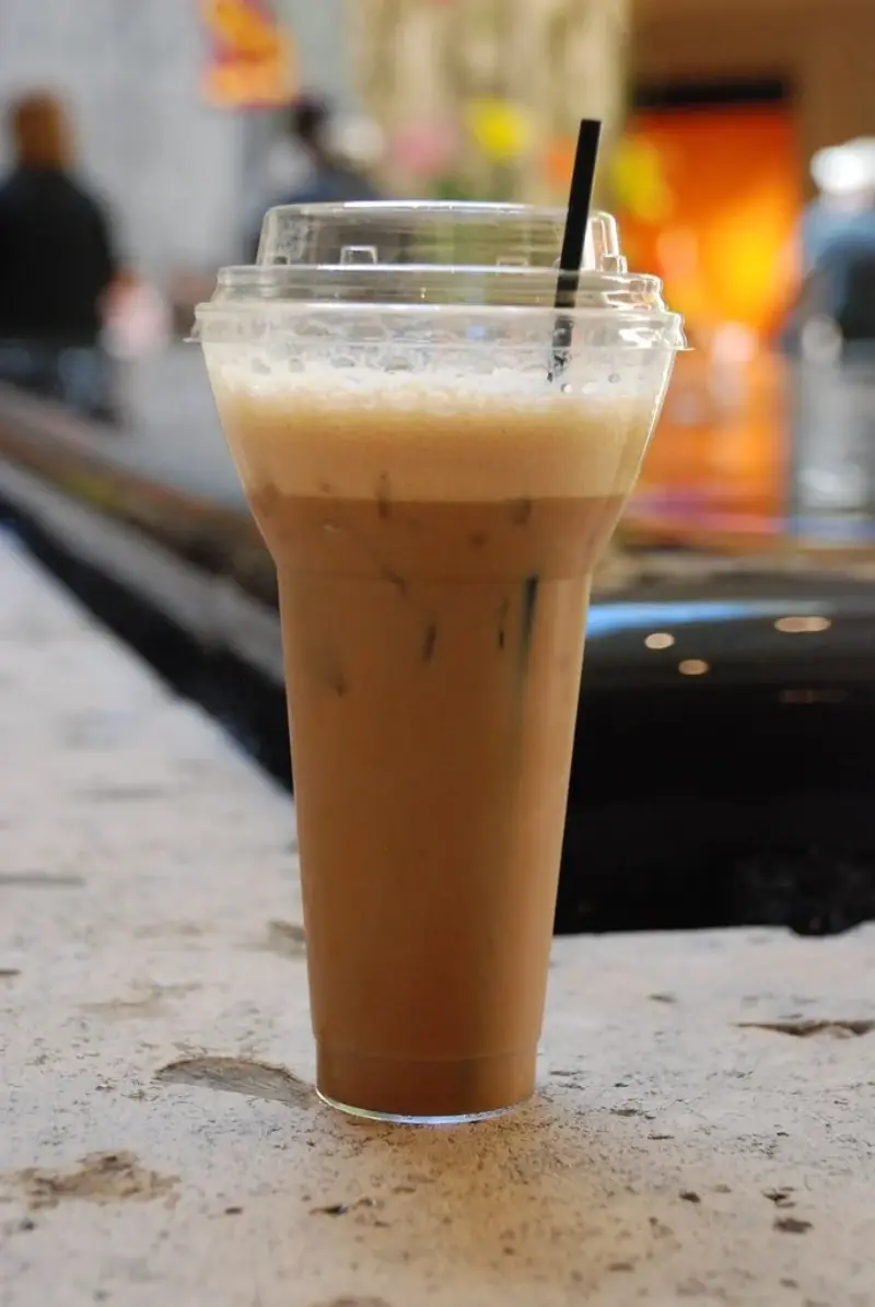 Ingrediente pentru Freddo Cappuccino incluzând gheață și espresso