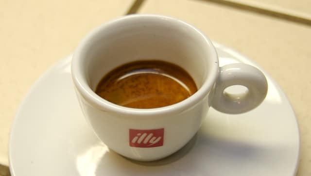 Preparare ristretto într-un espressor profesional.