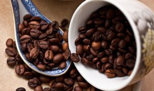 Arabica vs. Robusta: Arome, Cofeina și Cultivare
